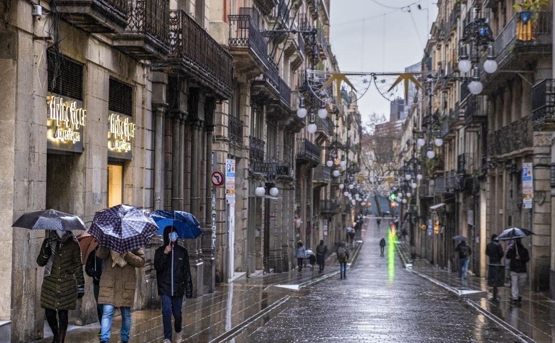 Varias personas pasean por Barcelona. Varias personas pasean por Barcelona.