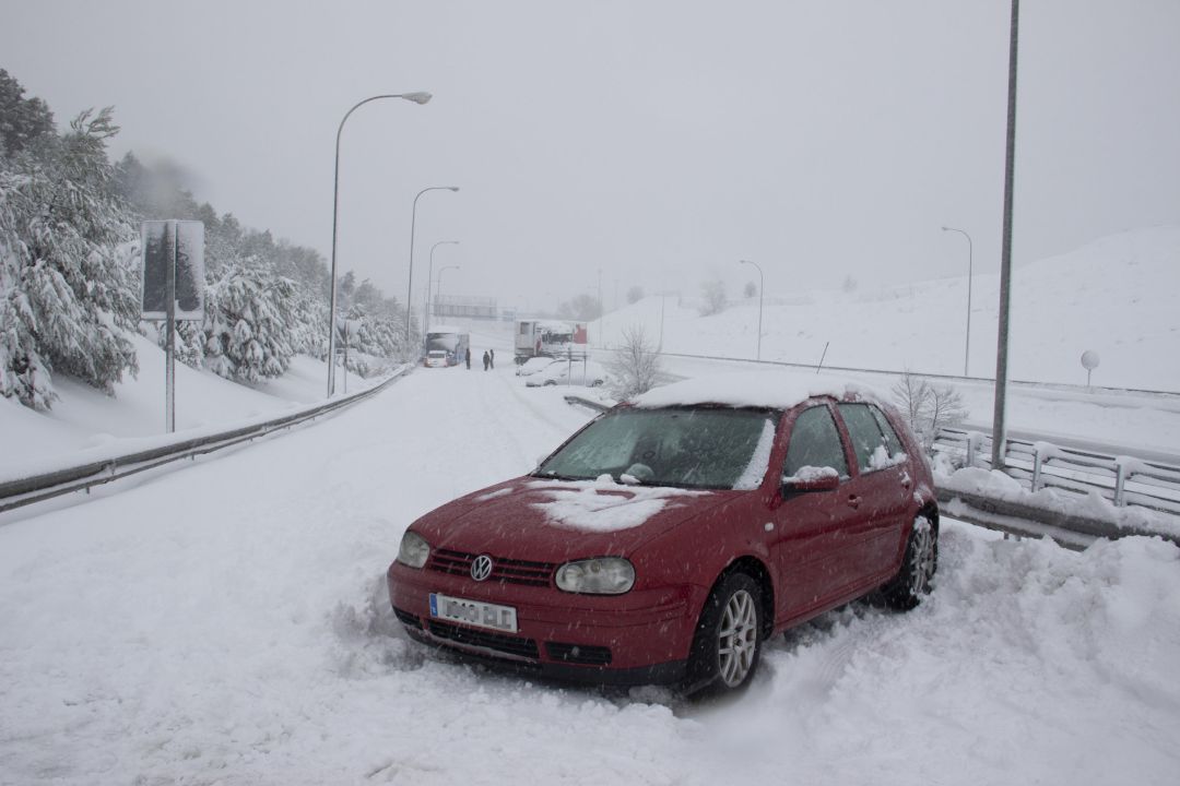 Un vehículo atrapado por la nieve en una de las carreteras de acceso al distrito de Hortaleza, en Madrid (España) a 9 de enero de 2021. El Ayuntamiento de Madrid pide a los propietarios de los coches abandonados en la M-30 que no acudan a recogerlos, Un vehículo atrapado por la nieve en una de las carreteras de acceso al distrito de Hortaleza, en Madrid (España) a 9 de enero de 2021. El Ayuntamiento de Madrid pide a los propietarios de los coches abandonados en la M-30 que no acudan a recogerlos,