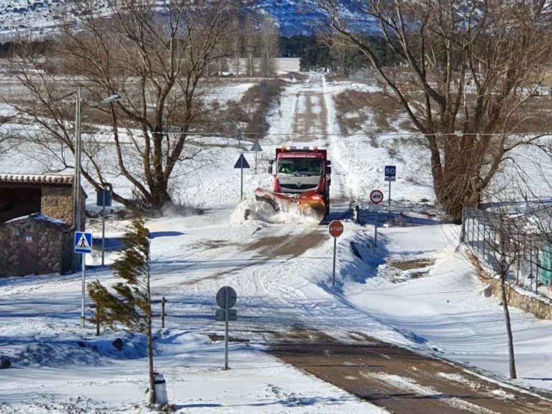 Un quitanieves de la Diputación de Soria abre camino tras la nevada Un quitanieves de la Diputación de Soria abre camino tras la nevada