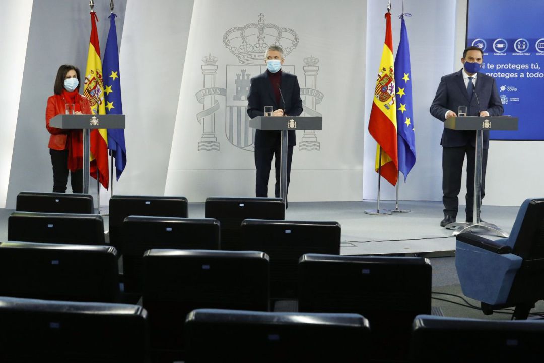 El ministro de Interior, Fernando Grande-Marlaska, junto al ministro de Transportes, José Luis Ábalos y la titular de Defensa, Margarita Robles, durante la rueda de prensa ofrecida este lunes para analizar la situación tras el temporal Filomena y la ola de frío que afectará durante varios días a gran parte de España. El ministro de Interior, Fernando Grande-Marlaska, junto al ministro de Transportes, José Luis Ábalos y la titular de Defensa, Margarita Robles, durante la rueda de prensa ofrecida este lunes para analizar la situación tras el temporal Filomena y la ola de frío que afectará durante varios días a gran parte de España.