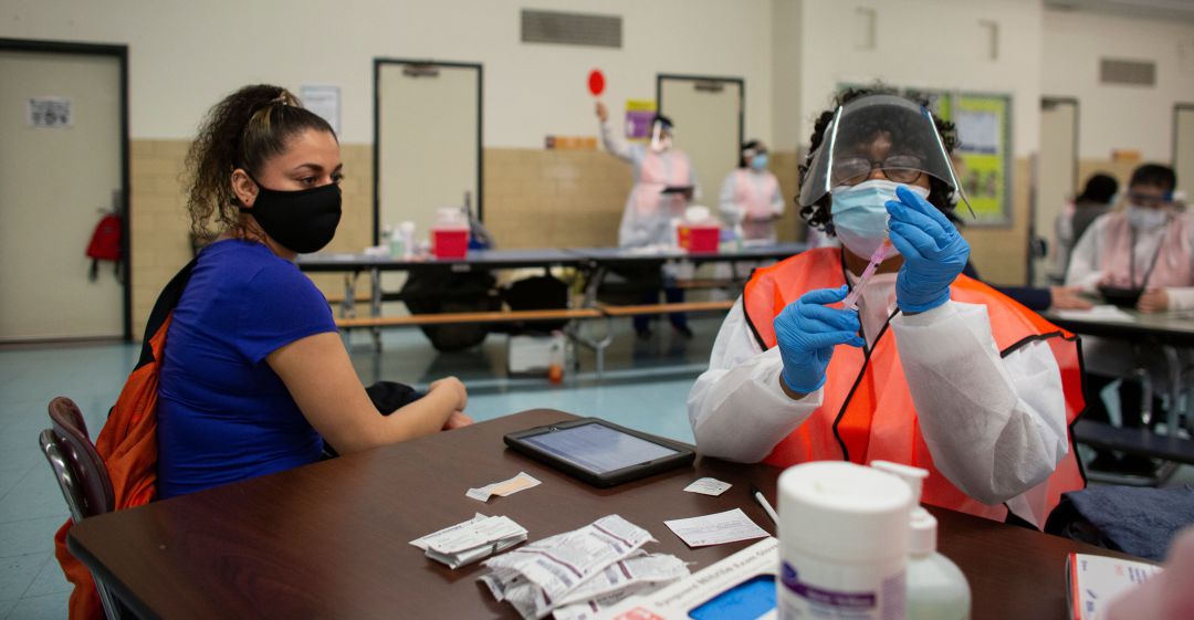 Una enfermera prepara una dosis de la vacuna de Moderna en Nueva York Una enfermera prepara una dosis de la vacuna de Moderna en Nueva York