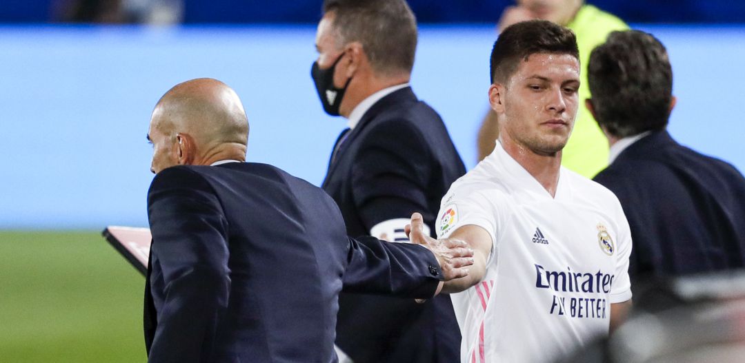 Zidane y Jovic se saludan después de que el francés sustituyera al serbio durante un partido Zidane y Jovic se saludan después de que el francés sustituyera al serbio durante un partido