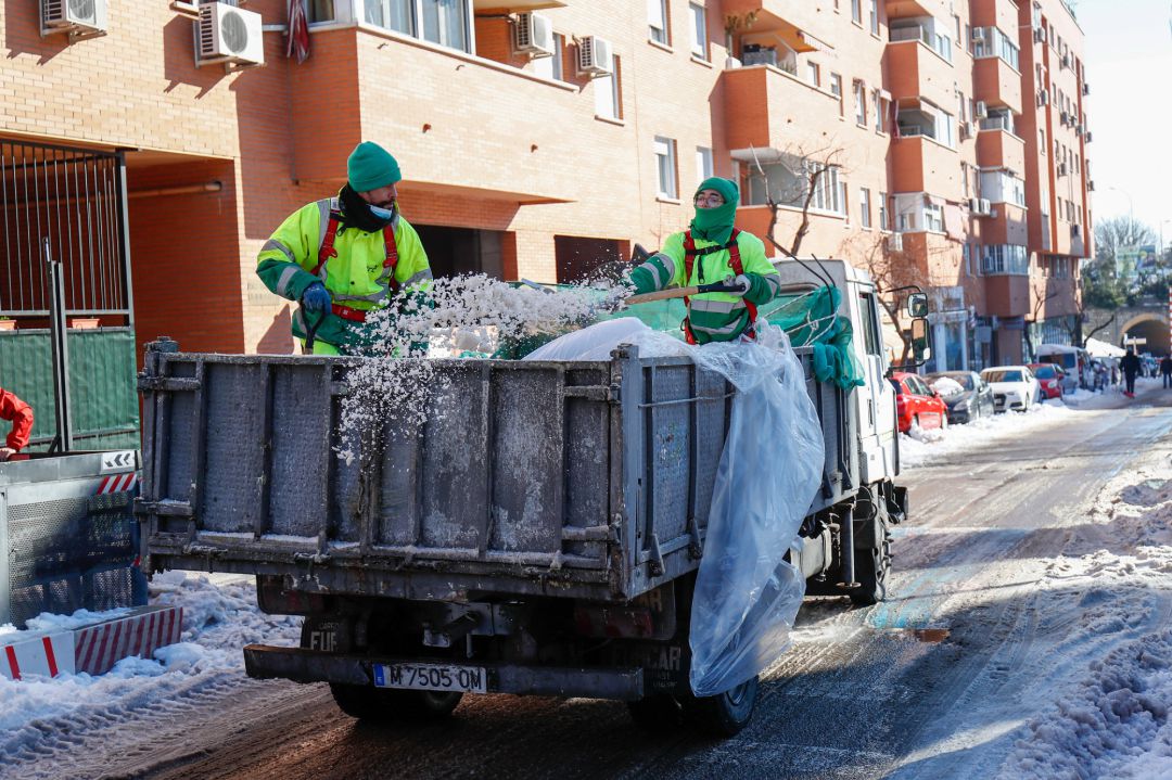 Dos operarios lanzan sal para el acondicionamiento de calles en Valdemoro (Madrid). Dos operarios lanzan sal para el acondicionamiento de calles en Valdemoro (Madrid).