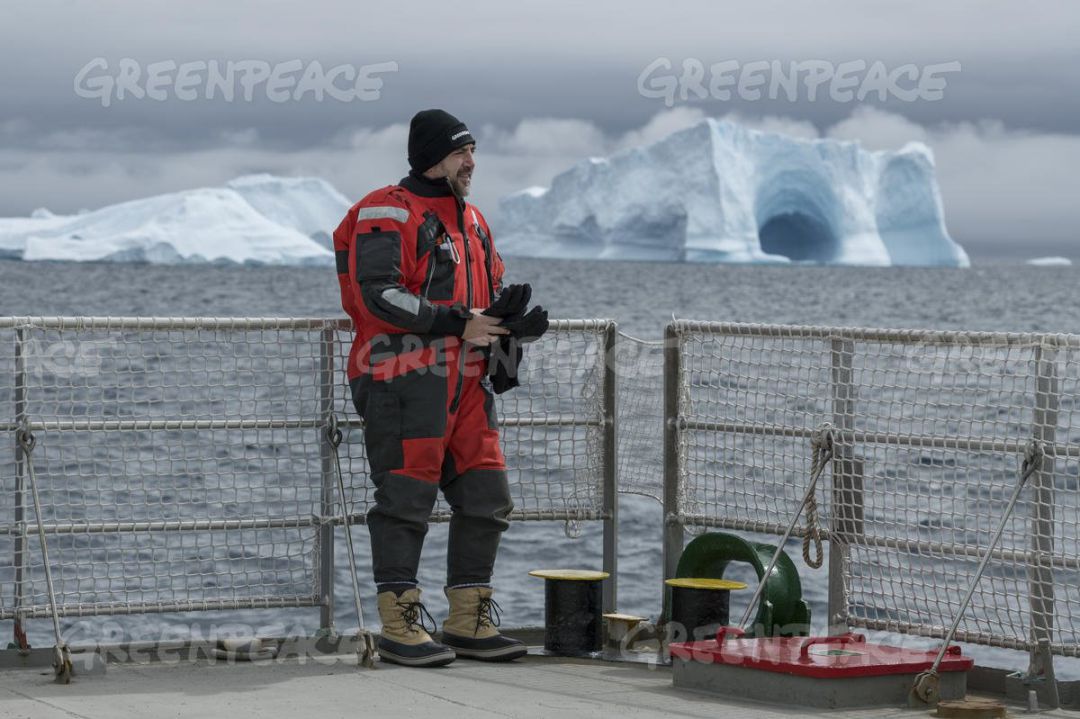El actor Javier Bardem a bordo del barco Arti Sunrise de Greenpeace El actor Javier Bardem a bordo del barco Arti Sunrise de Greenpeace