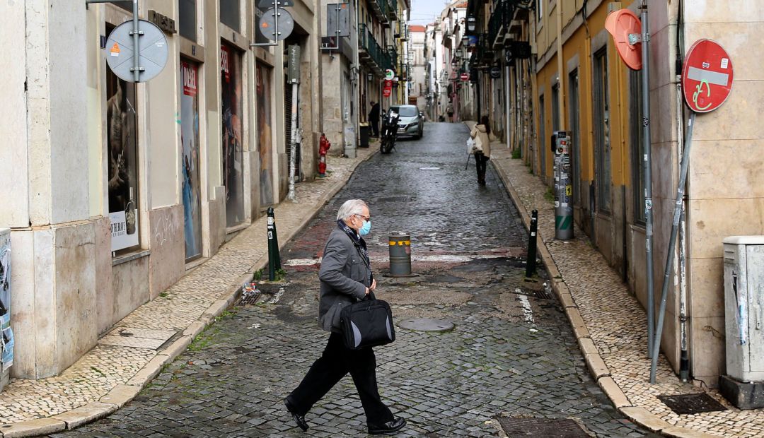 Un hombre con mascarilla pasea por Lisboa Un hombre con mascarilla pasea por Lisboa