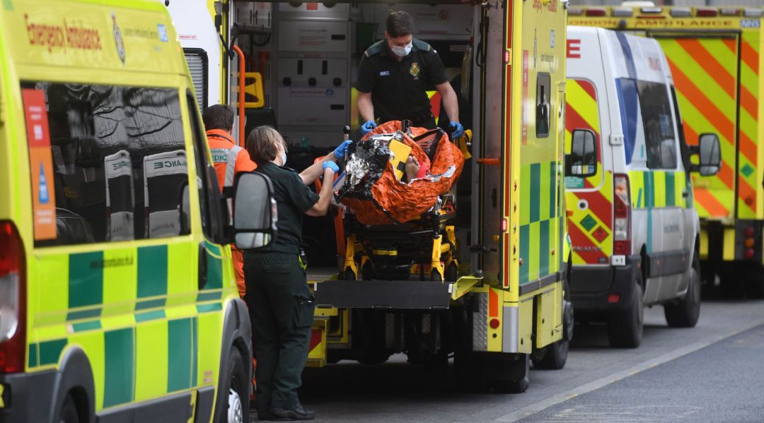 Sanitarios trasladan a un paciente a un hospital en Londres Sanitarios trasladan a un paciente a un hospital en Londres