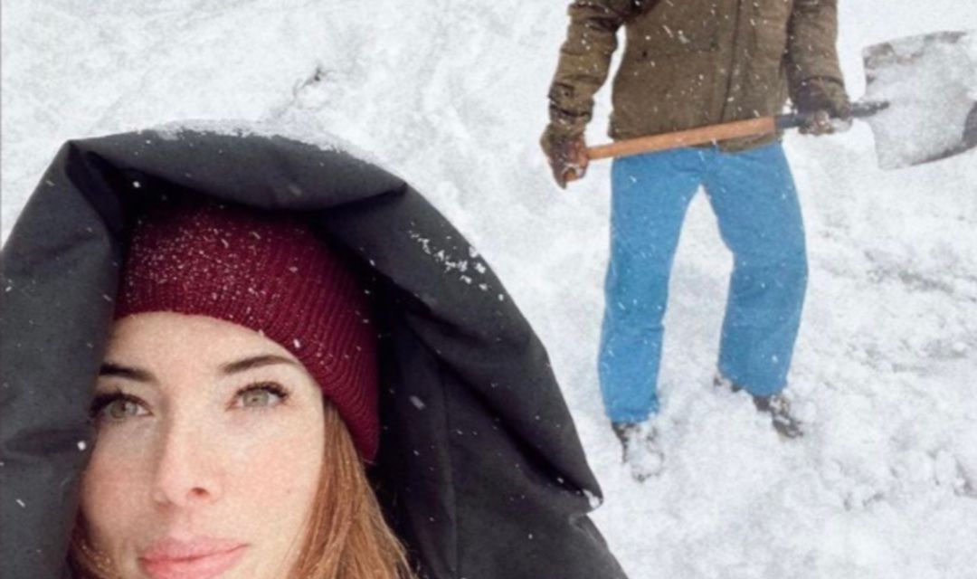 Santiago Abascal recogiendo nieve y posando para la foto después de criticarlo Santiago Abascal recogiendo nieve y posando para la foto después de criticarlo