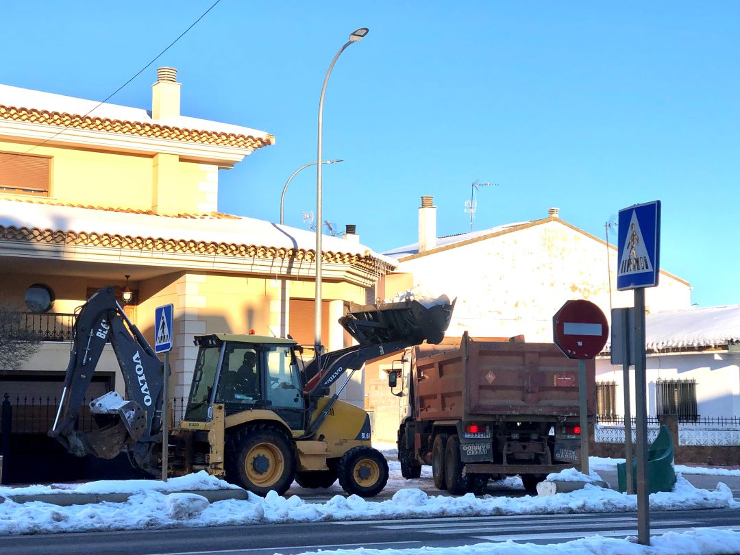 Trabajos de limpieza de nieve en las calles de Motilla del Palancar Trabajos de limpieza de nieve en las calles de Motilla del Palancar