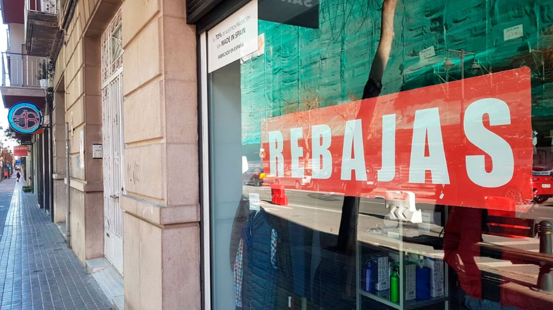 Un establecimiento de la ciudad con el cartel de rebajas Un establecimiento de la ciudad con el cartel de rebajas