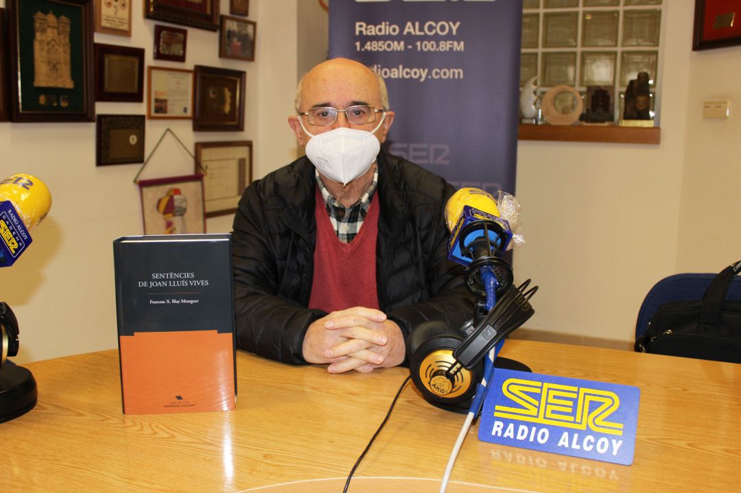 Paco Blay, junto al libro de Lluís Vives, en el estudio de Radio Alcoy Paco Blay, junto al libro de Lluís Vives, en el estudio de Radio Alcoy