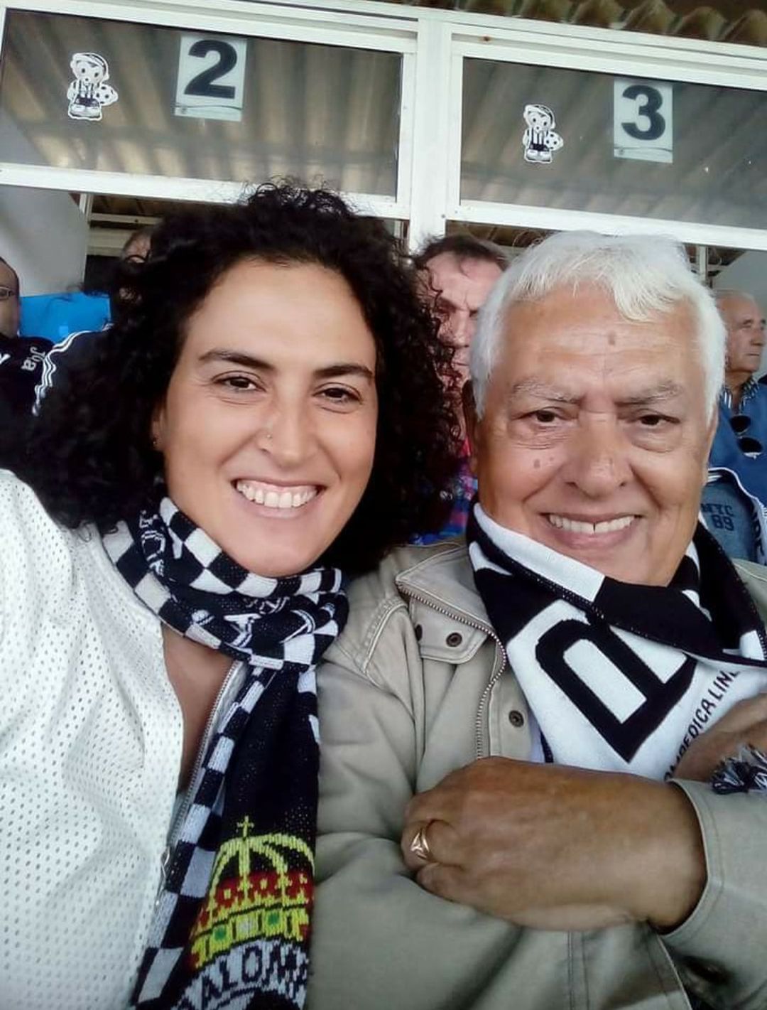 Juan Kundomal junto a su hija Verónica en las gradas del Municipal Linense. Juan Kundomal junto a su hija Verónica en las gradas del Municipal Linense.