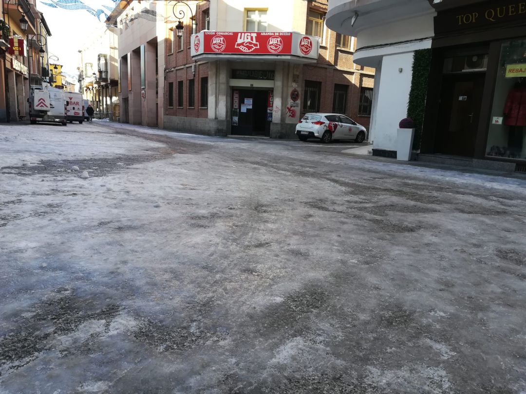 Sede de UGT con la Plaza del Trigo aún con hielo en la mañana de este martes Sede de UGT con la Plaza del Trigo aún con hielo en la mañana de este martes