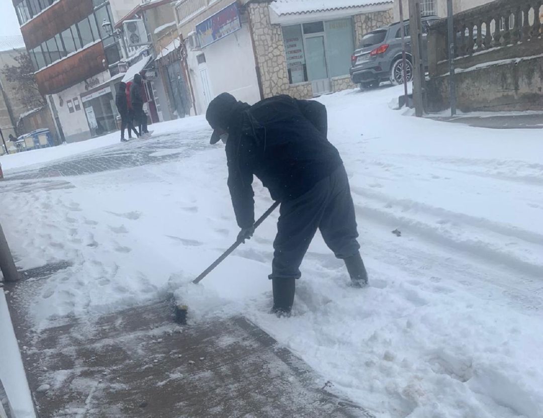Un vecino de Roa limpia su calle el pasado domingo Un vecino de Roa limpia su calle el pasado domingo