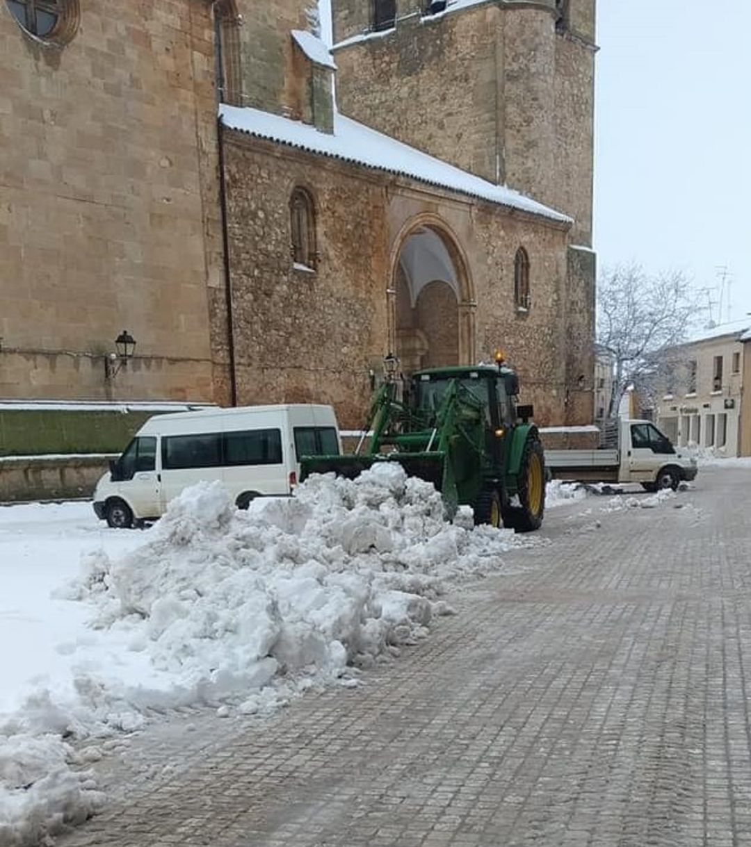 Labores de limpieza de nieve en la localidad Labores de limpieza de nieve en la localidad