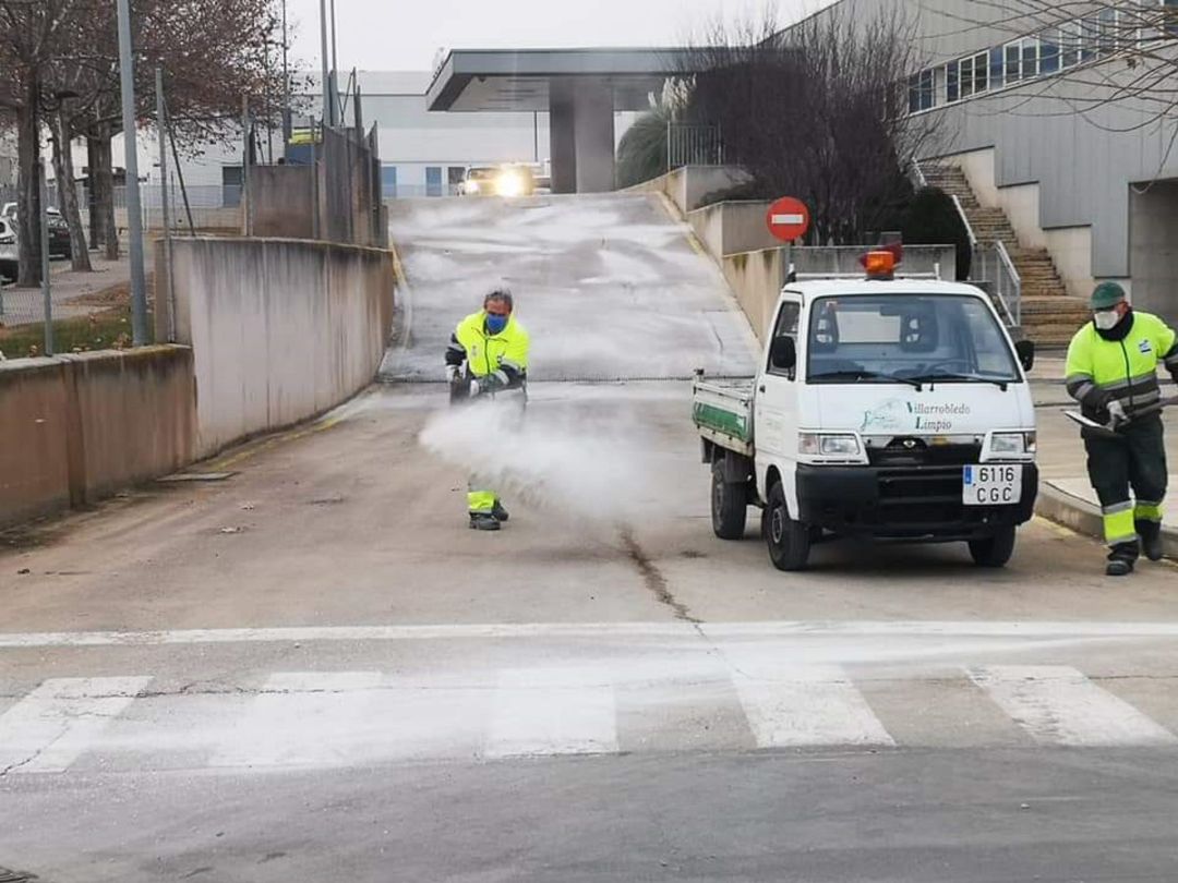 Operarios del ayuntamiento espaciendo sal durante el temporal Operarios del ayuntamiento espaciendo sal durante el temporal