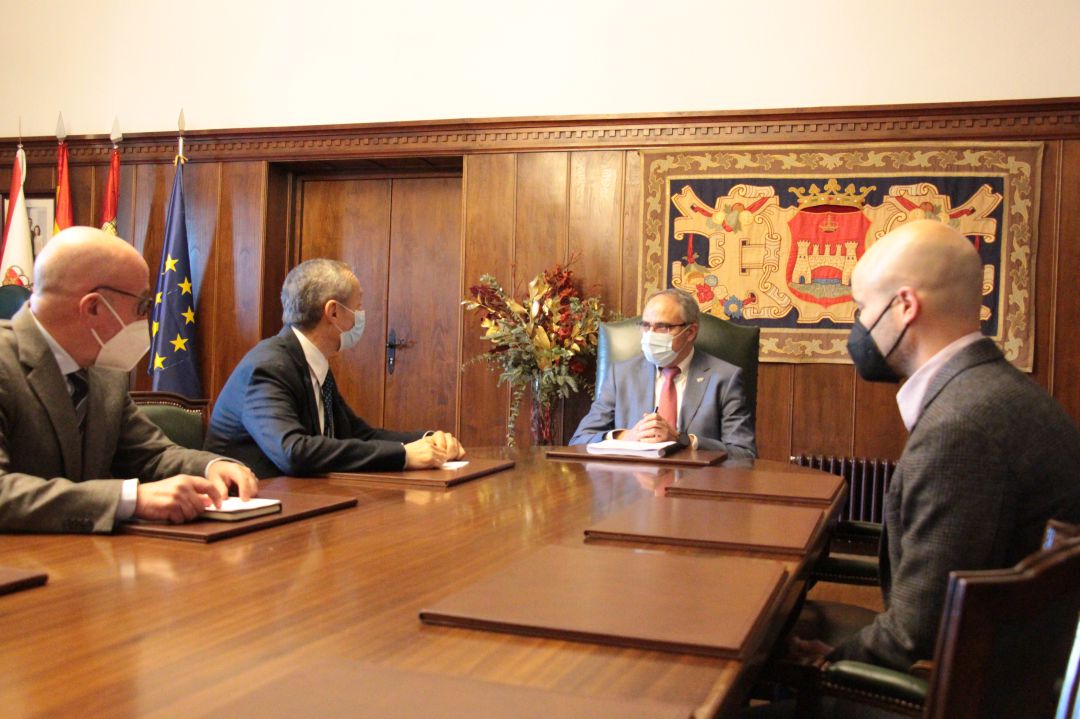 El alcalde de Ponferrada junto al responsable de la zona Noroeste, Miguel Temboury El alcalde de Ponferrada junto al responsable de la zona Noroeste, Miguel Temboury