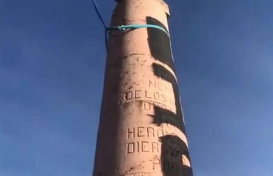 Los restos de este antiguo monumento franquista corresponden a la cruz erigida en 1958 en una ladera de Ondarroa en memoria de los marineros de la localidad que sirvieron durante la Guerra Civil en el arco Baleares Los restos de este antiguo monumento franquista corresponden a la cruz erigida en 1958 en una ladera de Ondarroa en memoria de los marineros de la localidad que sirvieron durante la Guerra Civil en el arco Baleares