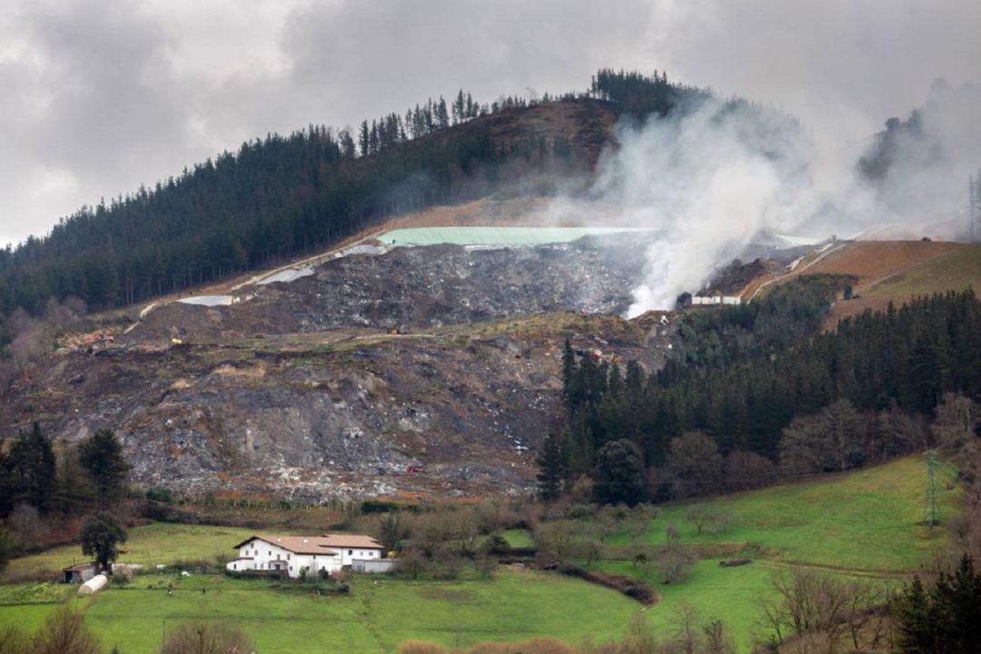 Tres grandes actos recordarán la tragedia de Zaldibar en su primer aniversario. Tres grandes actos recordarán la tragedia de Zaldibar en su primer aniversario.