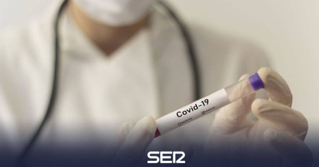 Un sanitario con una prueba de Covid-19 Un sanitario con una prueba de Covid-19