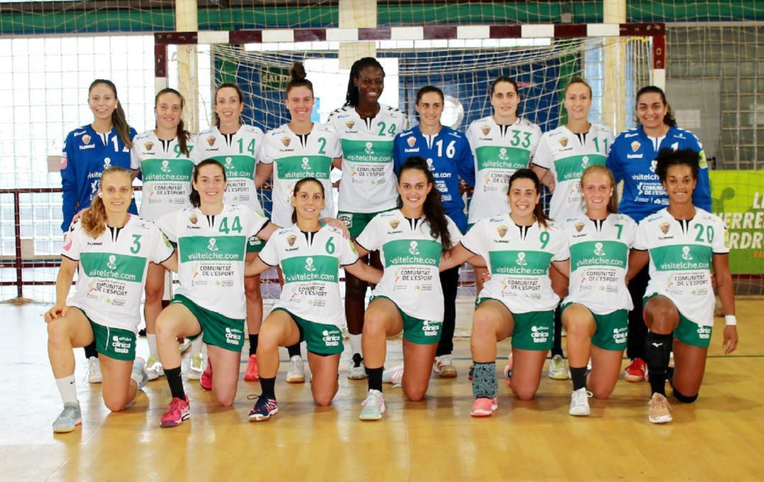 Las jugadoras del C.BM. Elche posan en el Pabellón de Carrús Las jugadoras del C.BM. Elche posan en el Pabellón de Carrús