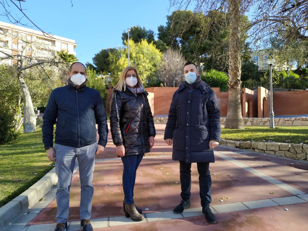 La alcaldesa de petrer y los ediles de Parques y Seguridad en la presentación de las cámaras de videovigilancia en petrer La alcaldesa de petrer y los ediles de Parques y Seguridad en la presentación de las cámaras de videovigilancia en petrer