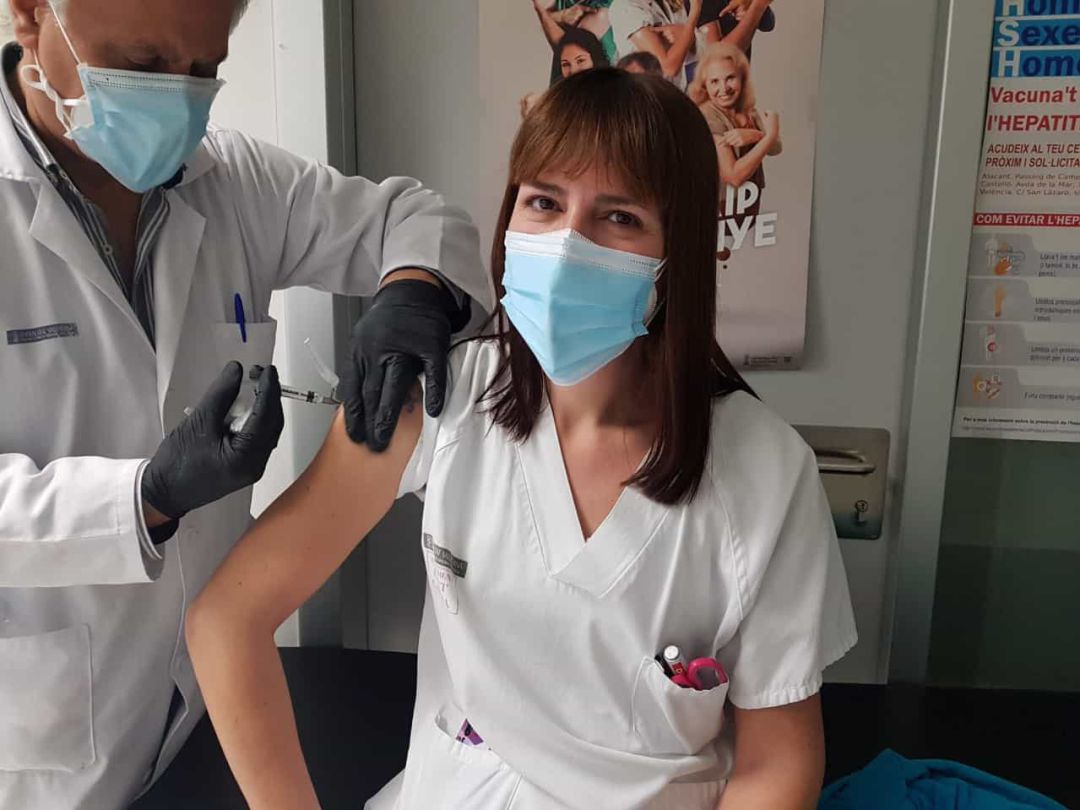 Vacunación de sanitarios en el Hospital de Gandia Vacunación de sanitarios en el Hospital de Gandia