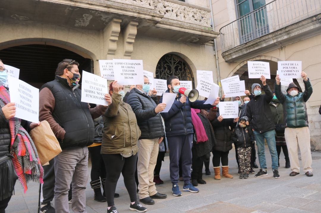La concentració de veïns del barri el divendres La concentració de veïns del barri el divendres