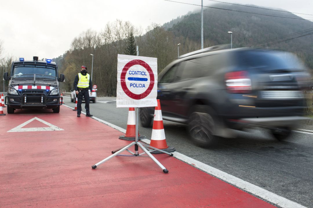 Un Mosso d'Esquadra durante el control policial por el confinamiento perimetral en la C-17 a la entrada de Ripoll Un Mosso d'Esquadra durante el control policial por el confinamiento perimetral en la C-17 a la entrada de Ripoll