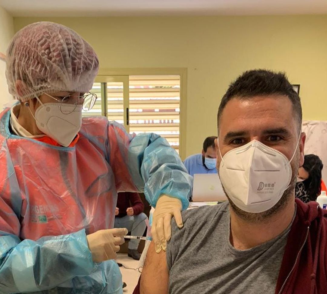Una profesional sanitaria vacuna contra la covid-19 a un profesional del centro de atención a personas con enfermedad mental de la fundación pública FAISEM en Baza (Granada) Una profesional sanitaria vacuna contra la covid-19 a un profesional del centro de atención a personas con enfermedad mental de la fundación pública FAISEM en Baza (Granada)