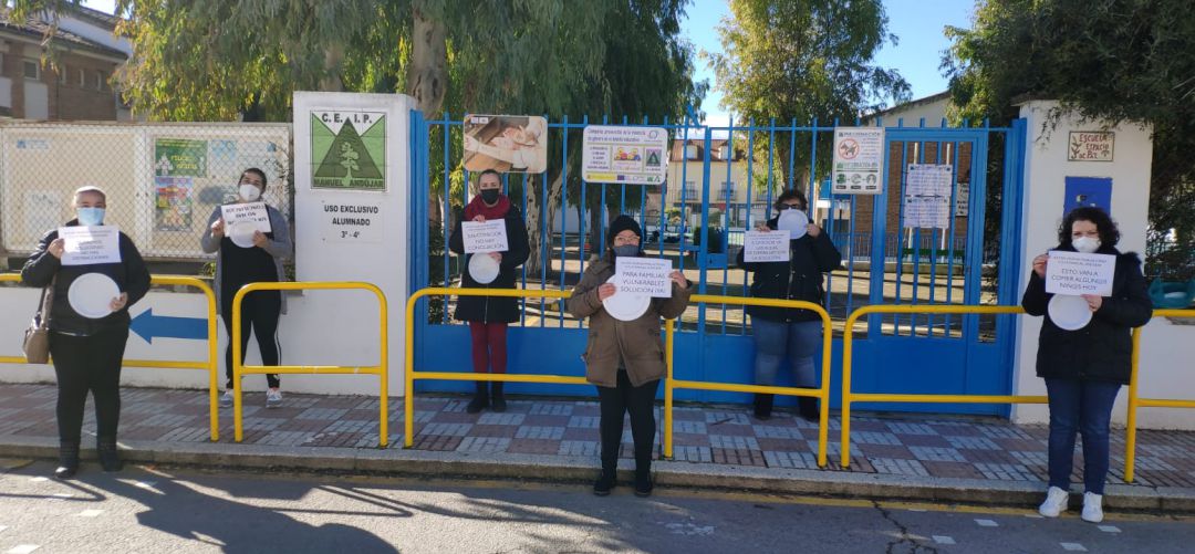 Una de las protestas realizadas por asociaciones de madres y padres en la provincia por la falta de servicio de los comedores escolares. Una de las protestas realizadas por asociaciones de madres y padres en la provincia por la falta de servicio de los comedores escolares.