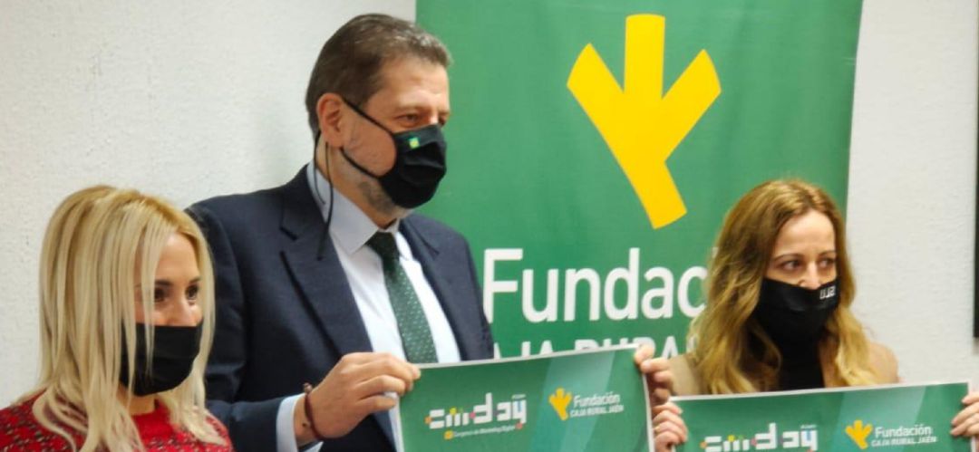 Cris Aparicio, creadora del CMDAY; Luis Jesús García-Lomas, gerente de la Fundación Caja Rural; y Eva Murgado, vicerrectora de Comunicación de la UJA. Cris Aparicio, creadora del CMDAY; Luis Jesús García-Lomas, gerente de la Fundación Caja Rural; y Eva Murgado, vicerrectora de Comunicación de la UJA.