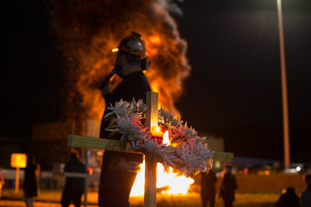 Un trabajador participa en un velatorio nocturno simbólico convocado por la fábrica de Alcoa, en en San Cibrao, A Mariña, Lugo. Un trabajador participa en un velatorio nocturno simbólico convocado por la fábrica de Alcoa, en en San Cibrao, A Mariña, Lugo.