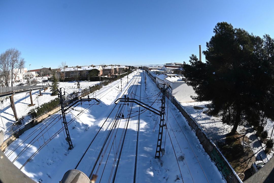 La nieve cubre las vías del tren a su paso por la localidad de Alcalá de Henares, este martes. La nieve cubre las vías del tren a su paso por la localidad de Alcalá de Henares, este martes.