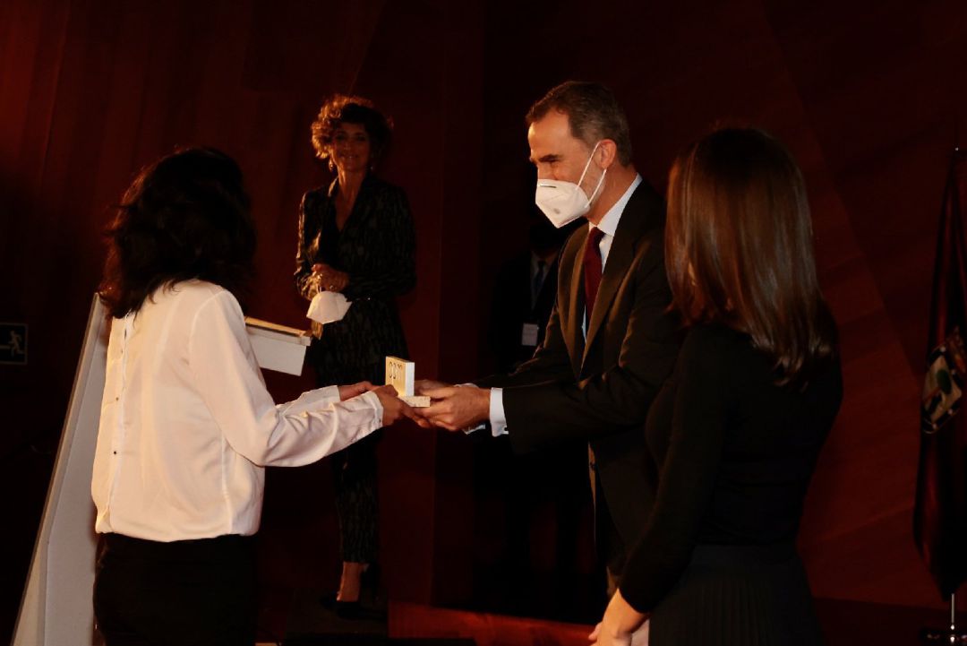 El Rey Felipe VI y la Reina Letizia entregan el premio Periodista Especializado en Madrid 2020 a Elena Jiménez, de la Cadena SER. El Rey Felipe VI y la Reina Letizia entregan el premio Periodista Especializado en Madrid 2020 a Elena Jiménez, de la Cadena SER.