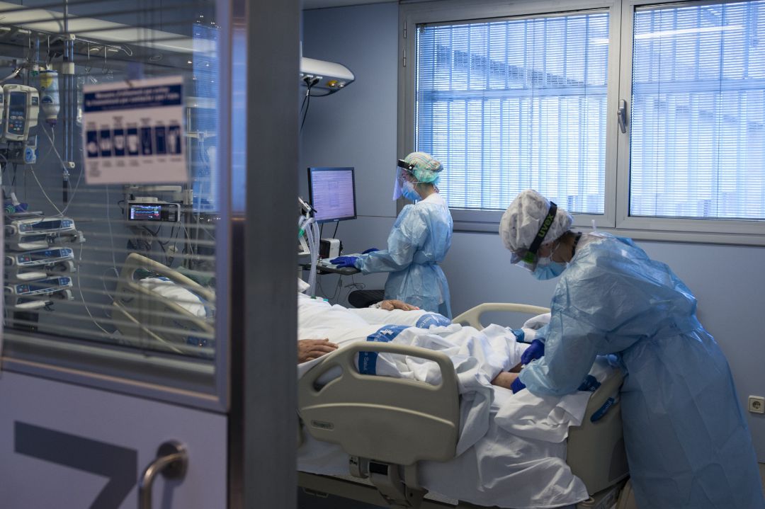 Personal sanitario atendiendo a un paciente ingresado en la Unidad de Cuidados Intensivos (UCI) Personal sanitario atendiendo a un paciente ingresado en la Unidad de Cuidados Intensivos (UCI)