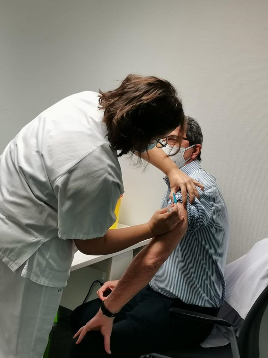 Un médico se pone la vacuna contra el coronavirus en Son Espases Un médico se pone la vacuna contra el coronavirus en Son Espases