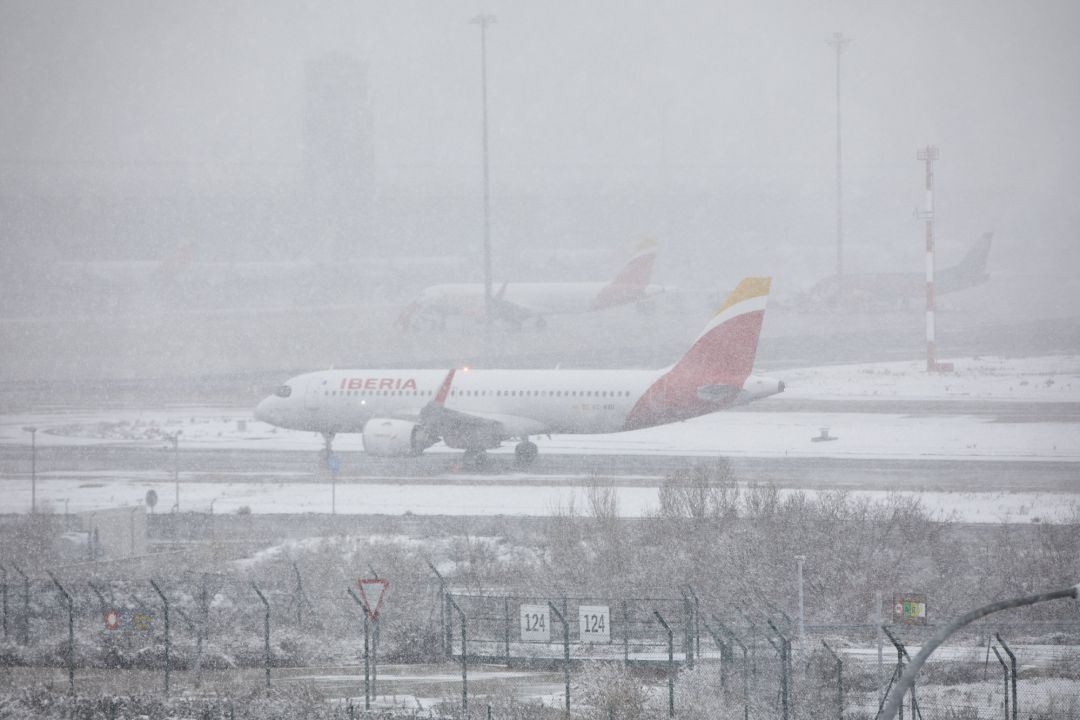 La neu segueix afectant els vols amb Madrid. La neu segueix afectant els vols amb Madrid.