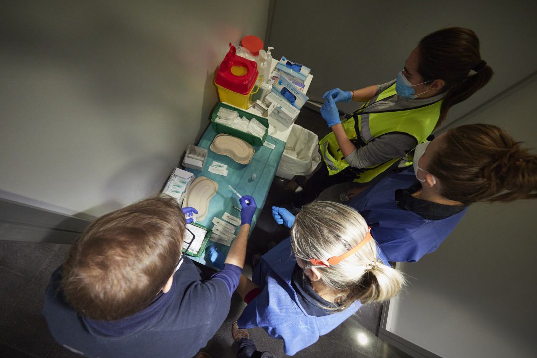 Varios trabajadores sanitarios, con material necesario para administrar la vacuna contra la COVID-19, en Pamplona. Varios trabajadores sanitarios, con material necesario para administrar la vacuna contra la COVID-19, en Pamplona.