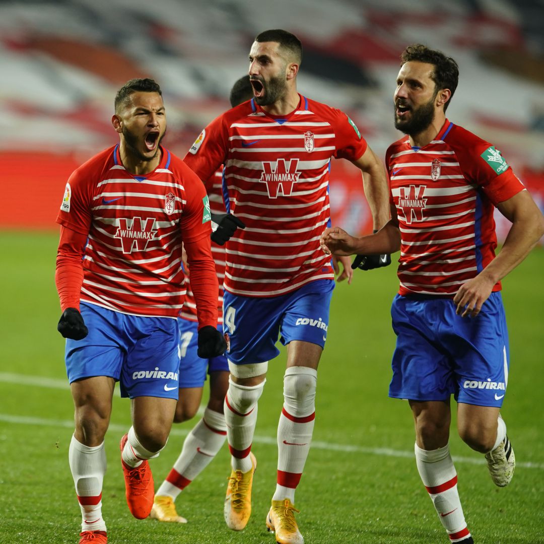 Luis Suarez y sus compañeros del Granada celebran el primero de los goles de córner a Osasuna Luis Suarez y sus compañeros del Granada celebran el primero de los goles de córner a Osasuna