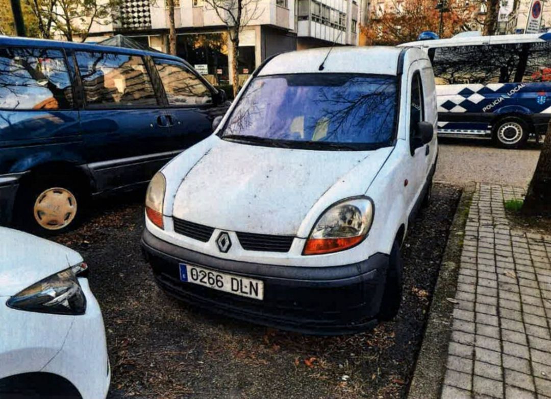 Vehículo abandonado en la calle Vehículo abandonado en la calle