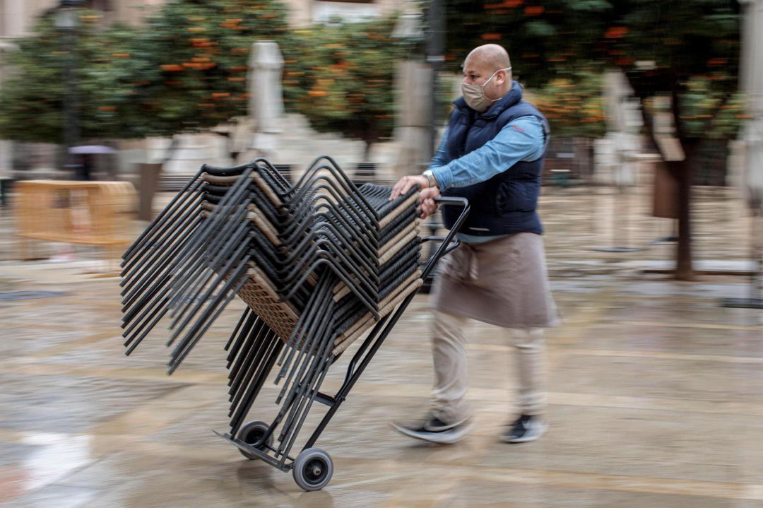 Un hostelero, instalando una terraza en la vía pública. Un hostelero, instalando una terraza en la vía pública.