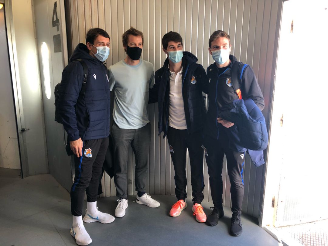 Zurutuza posa nada más bajar del avión en Sevilla con Oyarzabal, Aritz e Illrramendi Zurutuza posa nada más bajar del avión en Sevilla con Oyarzabal, Aritz e Illrramendi