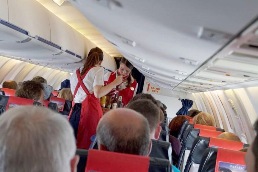 Dos azafatas atendiendo a la tripulación en un vuelo de Air Nostrum. Dos azafatas atendiendo a la tripulación en un vuelo de Air Nostrum.