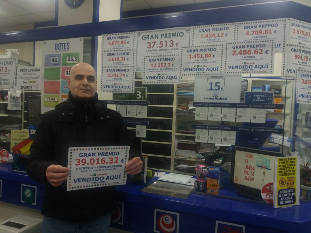 Fernando Senovilla muestra el premio que ha repartido Fernando Senovilla muestra el premio que ha repartido