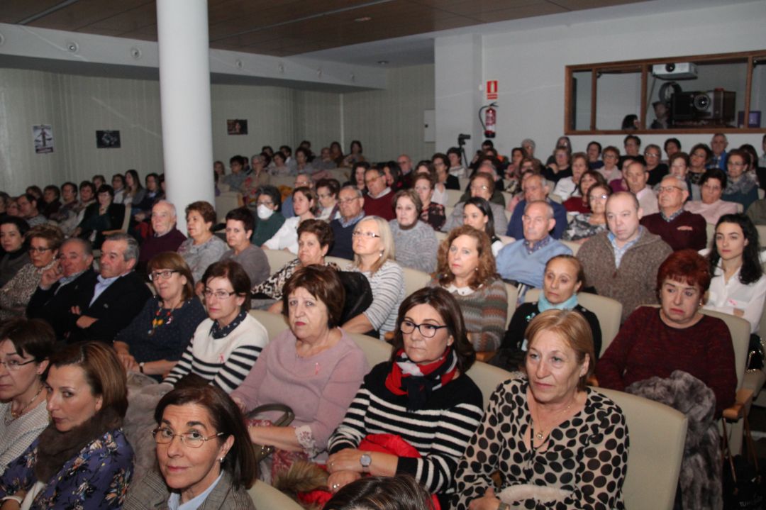 Imagen de archivo de público en la sala Alfonsa de la Torre de Cuéllar Imagen de archivo de público en la sala Alfonsa de la Torre de Cuéllar