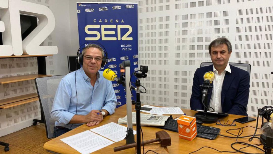 Imagen de archivo de Rafael Sánchez Durán -a la derecha-, director regional de Endesa en Andalucía, Extremadura, Ceuta y Melilla, junto a Salomón Hachuel en los estudios de Radio Sevilla Imagen de archivo de Rafael Sánchez Durán -a la derecha-, director regional de Endesa en Andalucía, Extremadura, Ceuta y Melilla, junto a Salomón Hachuel en los estudios de Radio Sevilla