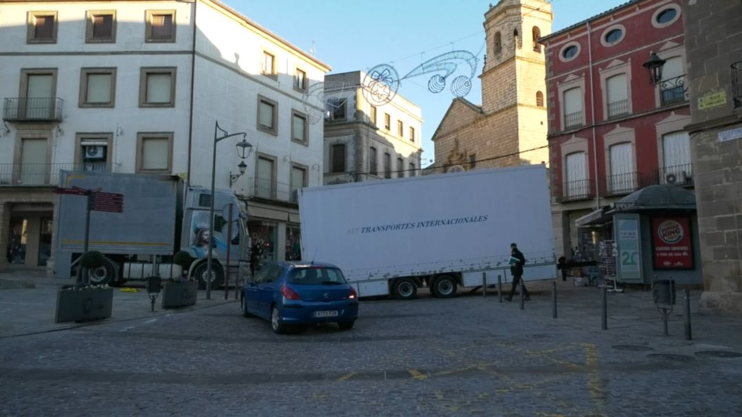 El camjón de un camión de grandes dimensiones ha quedado atravesado en mitad de la vía pública, cortando el tráfico en la zona de la Plaza de Andalucía El camjón de un camión de grandes dimensiones ha quedado atravesado en mitad de la vía pública, cortando el tráfico en la zona de la Plaza de Andalucía