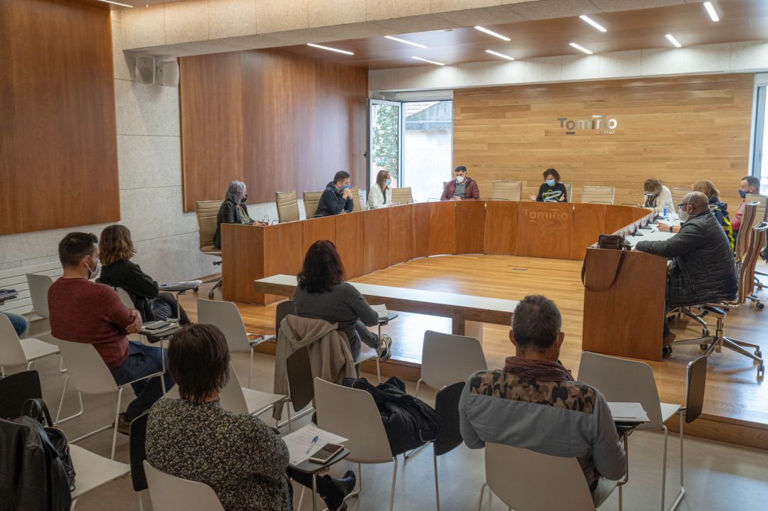 Salón de plenos del concello de Tomiño durante un debate, Salón de plenos del concello de Tomiño durante un debate,