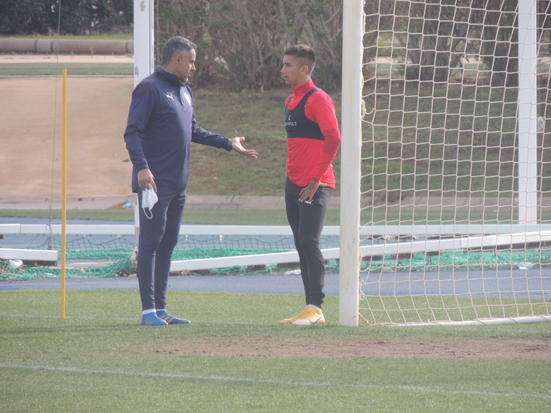 José Gomes habla con el uruguayo. José Gomes habla con el uruguayo.