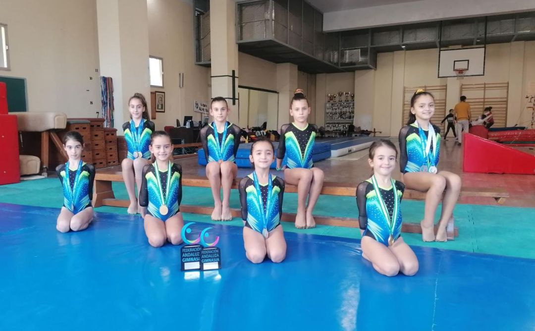 Las más pequeñas mostrando su trofeo. Las más pequeñas mostrando su trofeo.